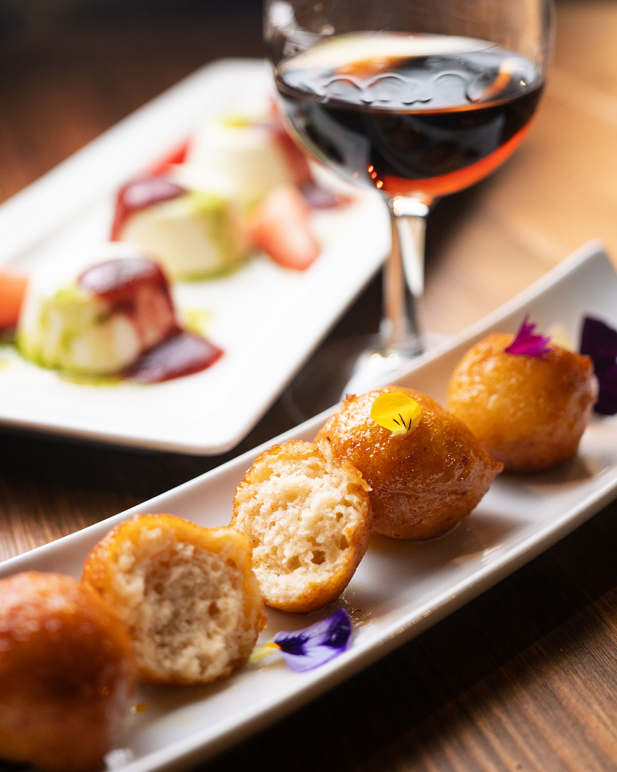 Maridatges inesperats: com combinar tapes amb vins naturals i cerveses artesanes